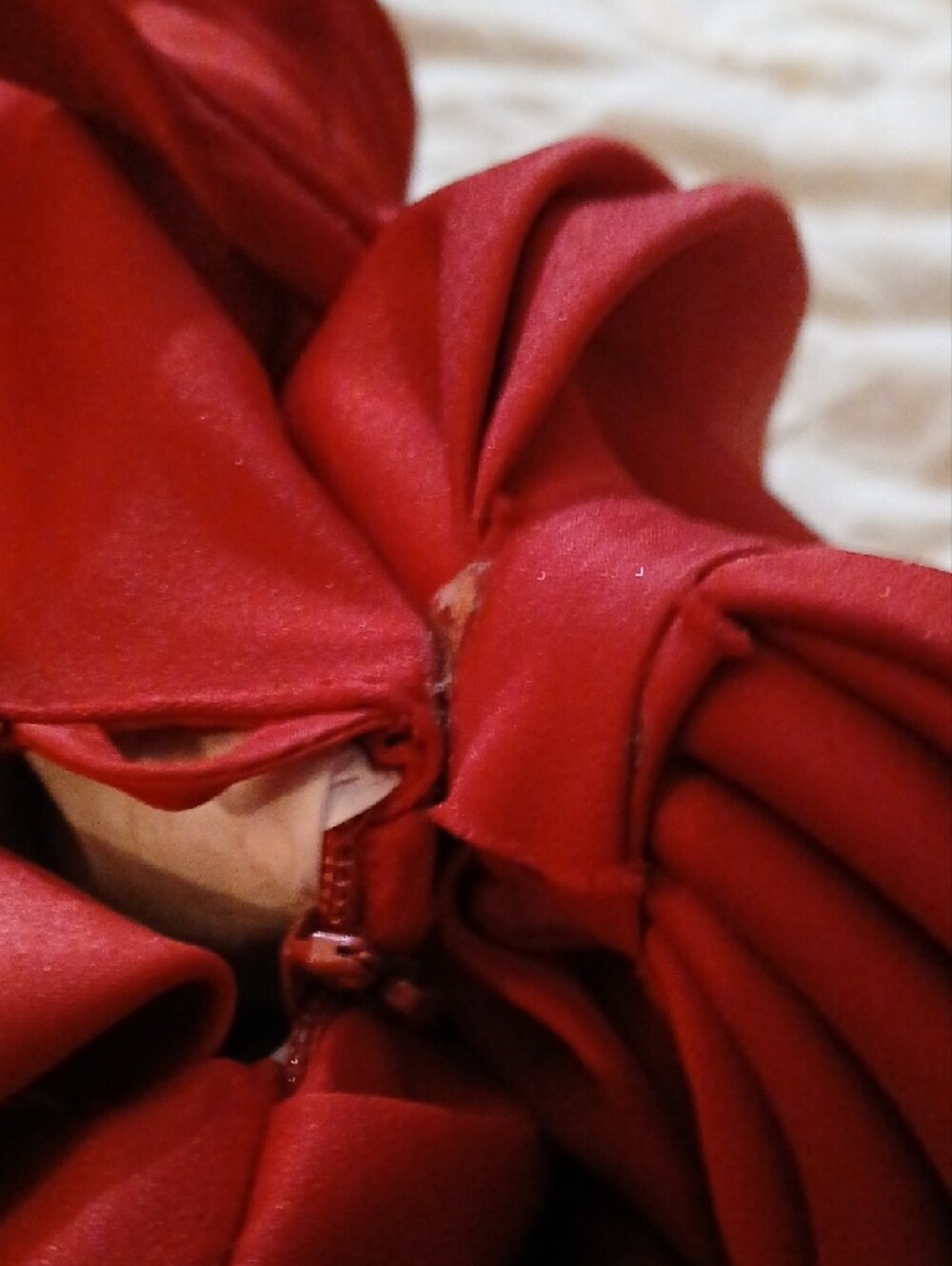 Elegant Red Puff-Sleeve Evening Gown - Picture 10 of 11
